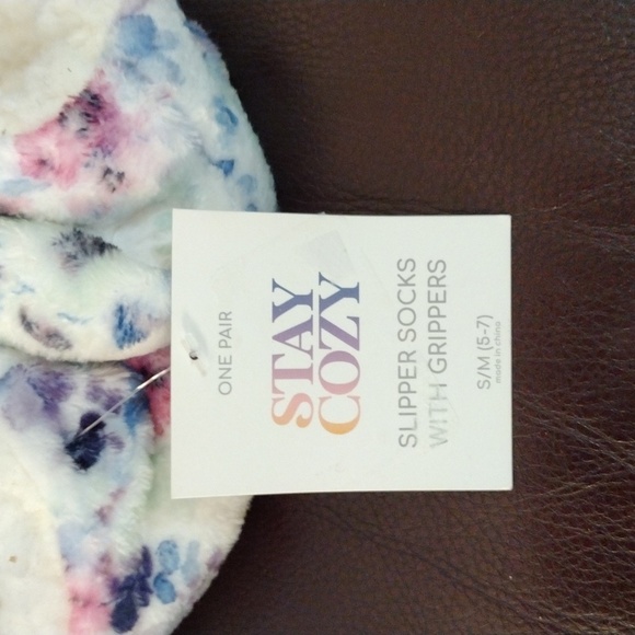 Brand New Makeup Pouch with NWT Slippers - Picture 3 of 12